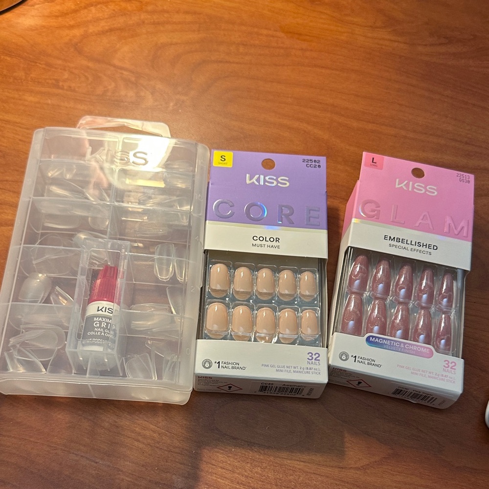 Kiss Nail Kit with Pink and Nude Tones